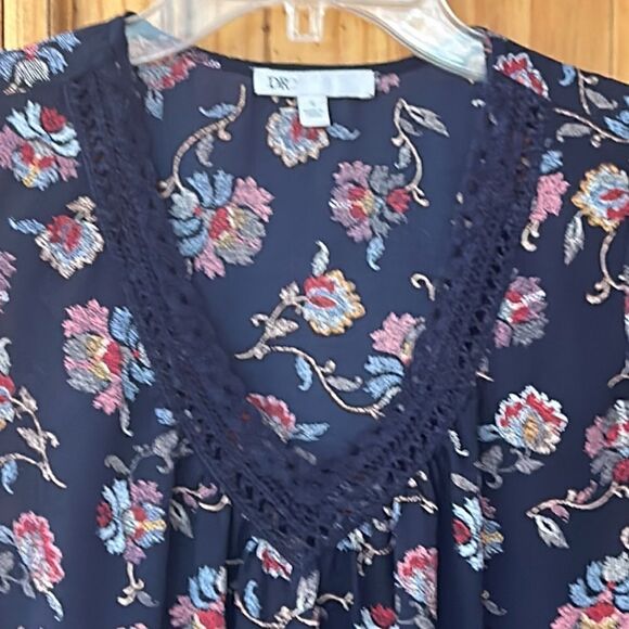 DR2 Floral Top with Lace - Picture 2 of 4